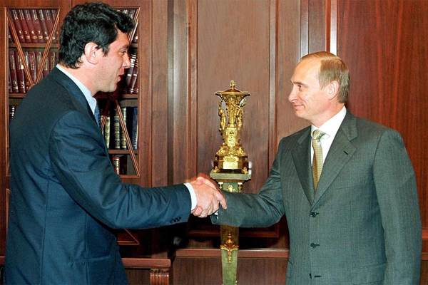 Vladimir Putin (r) ontmoet opositieleider Boris Nemtsov in 2000. Nemtsov werd in 2015 op straat in Rusland vermoord.