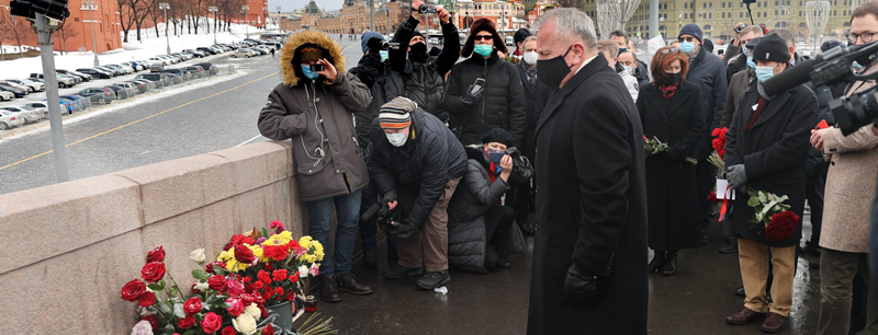 De Amerikaanse ambassadeur bij een herdenking van Boris Nemtsov