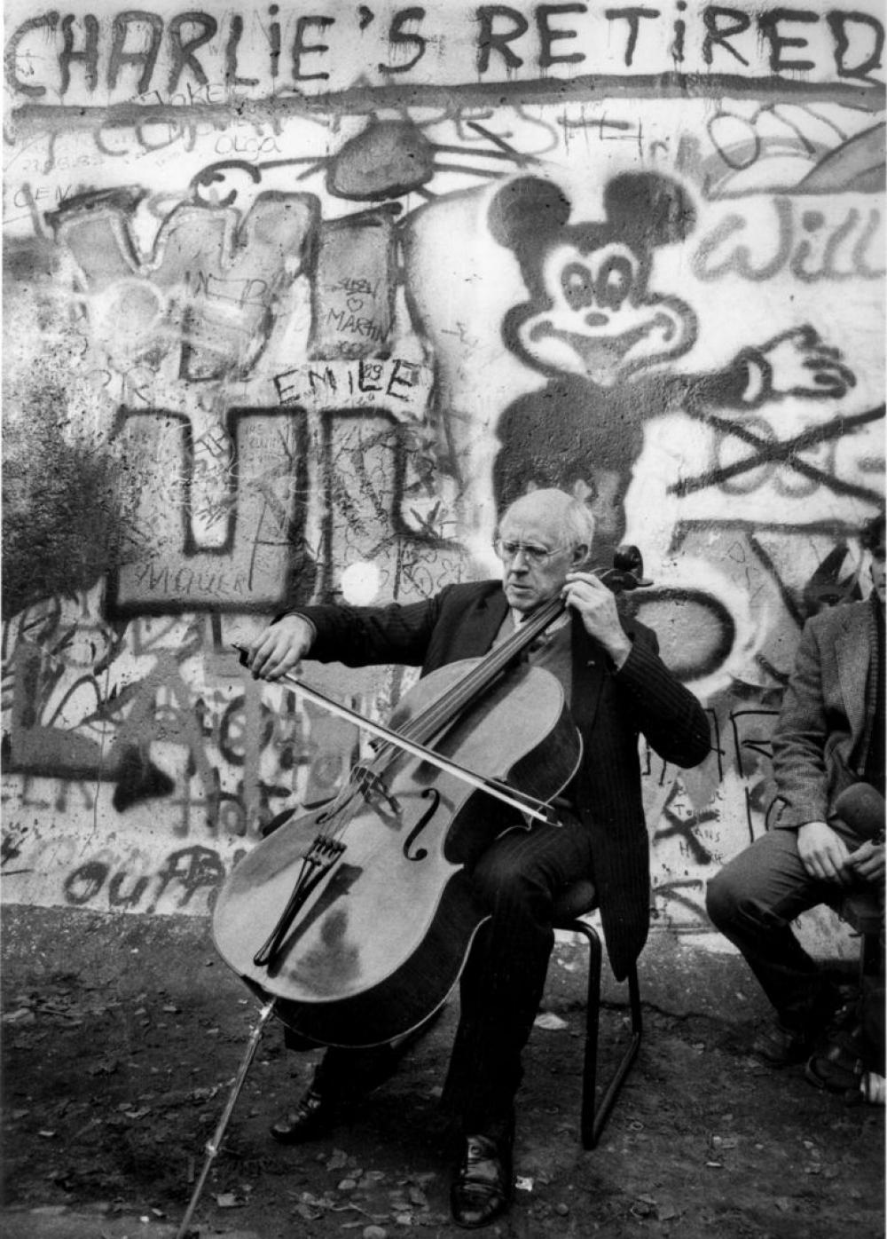 Mstislav Rostropovich, een dag na de val van de Berlijnse Muur bij Checkpoint Charlie.