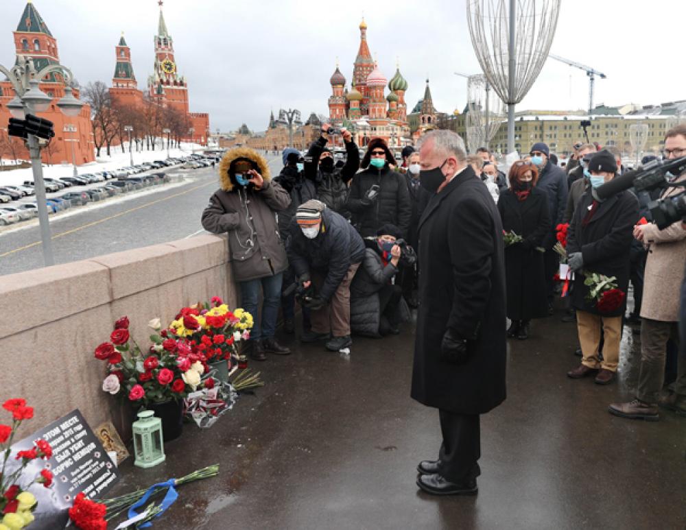 De Amerikaanse ambassadeur herdenkt de doodgeschoten Russische oppositiepoliticus Nemtsov. 