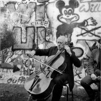 Mstislav Rostropovich, een dag na de val van de Berlijnse Muur bij Checkpoint Charlie.